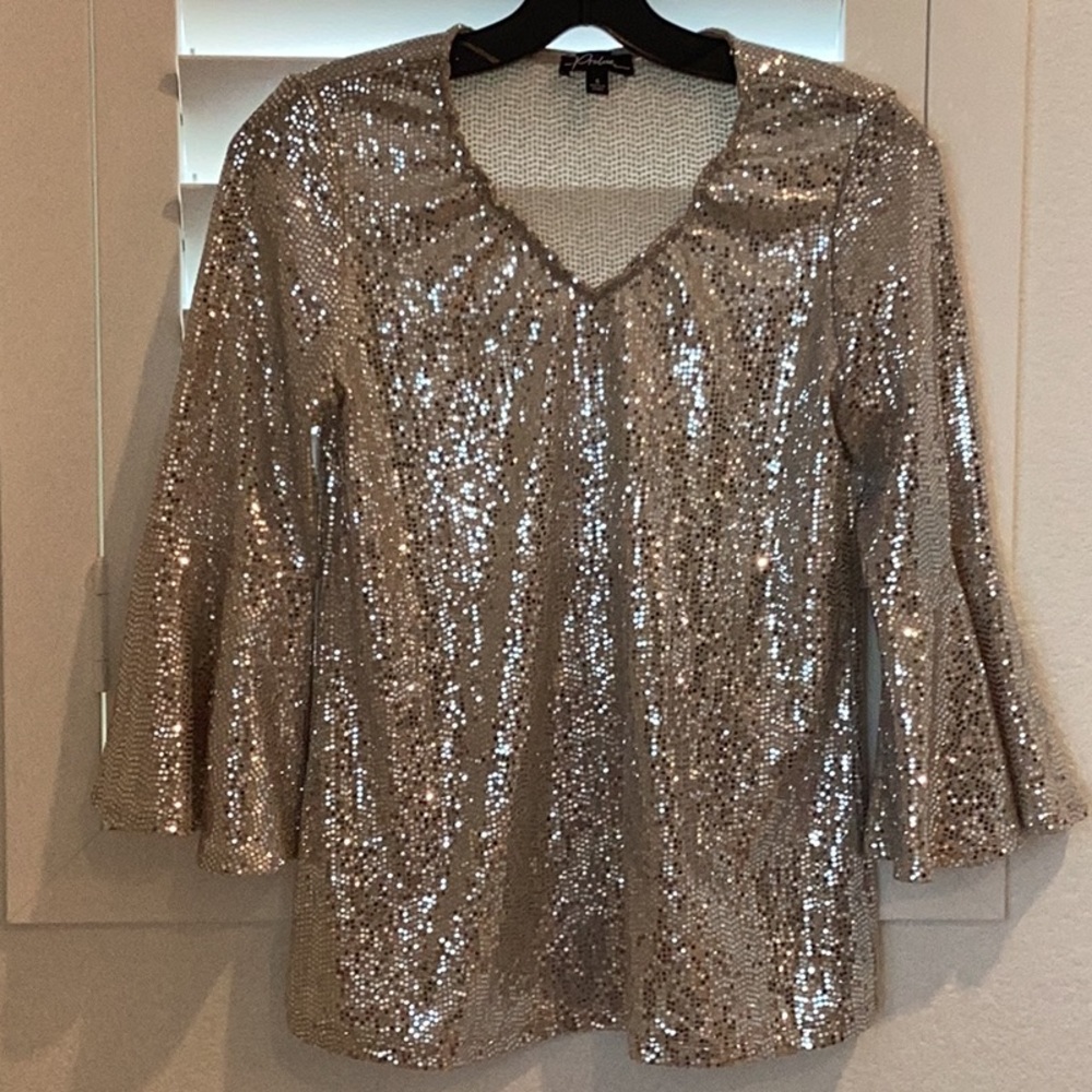 Beautiful sequin top, Size Small, new condition. VEGAS READY!